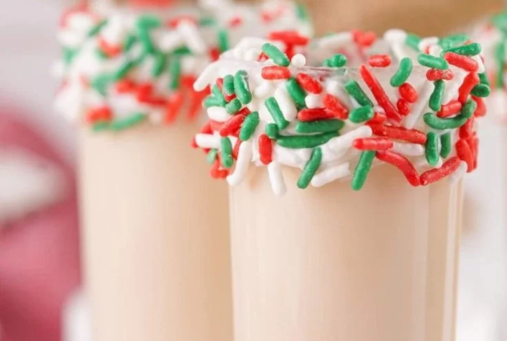 Delicious Christmas Sugar Cookie Shots with Baileys and Amaretto in festive glasses.