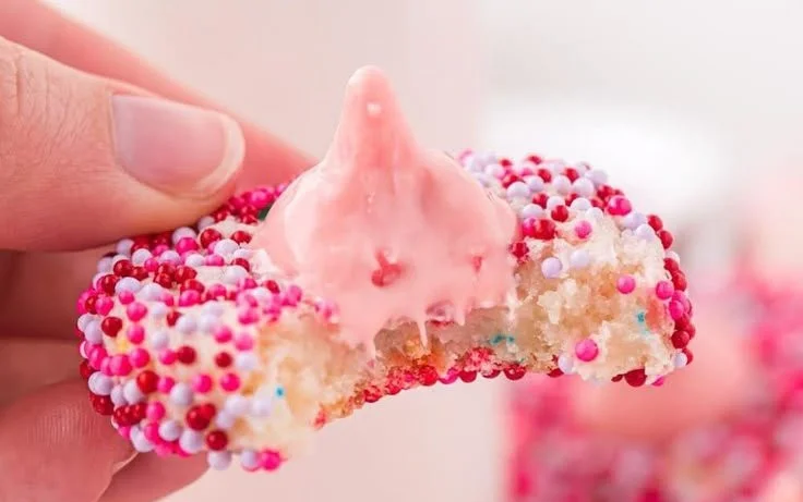 Delicious strawberry kiss cookies topped with chocolate and fresh strawberry